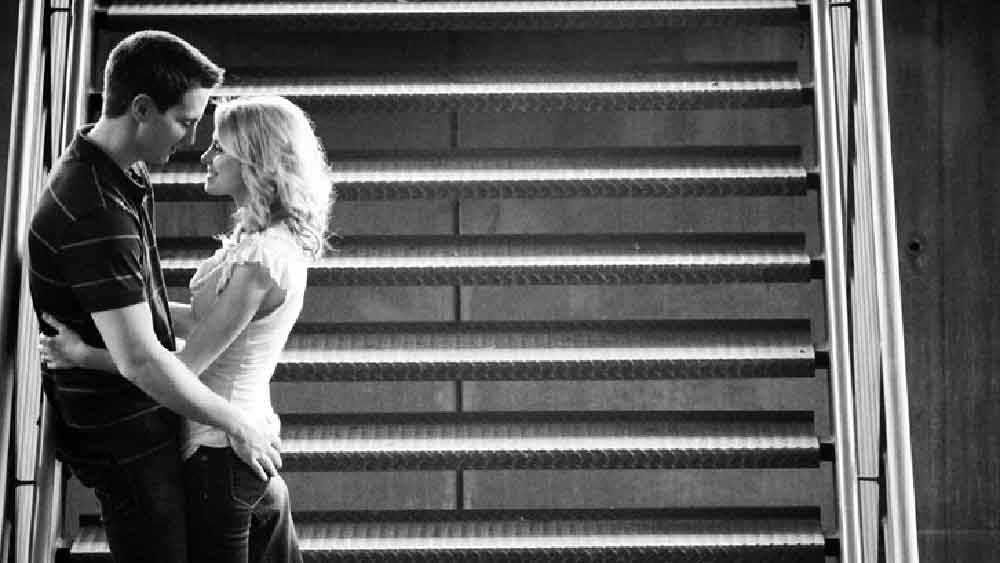 এক ব্যক্তি লিখেছেন, ‘সঙ্গিনীর বাড়িতেই সিঁড়ির নীচেই যৌন সম্পর্কে লিপ্ত হয়েছি। ওর মা তখন পাশের ঘরেই ঘুমচ্ছিলেন।’