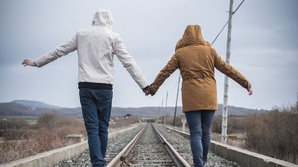 রেললাইনে যৌন সম্পর্ক! আজ্ঞে হ্যাঁ। তেমন অভিজ্ঞতার কথাই ভাগ করে নিয়েছেন এক জন। তিনি লিখেছেন, ‘প্রতিনিয়ত ট্রেন আসছিল, সে রকম একটি রেললাইনে সঙ্গিনীর সঙ্গে যৌন সম্পর্কে লিপ্ত হয়েছিলাম। অদ্ভুত শর্তও ছিল।’