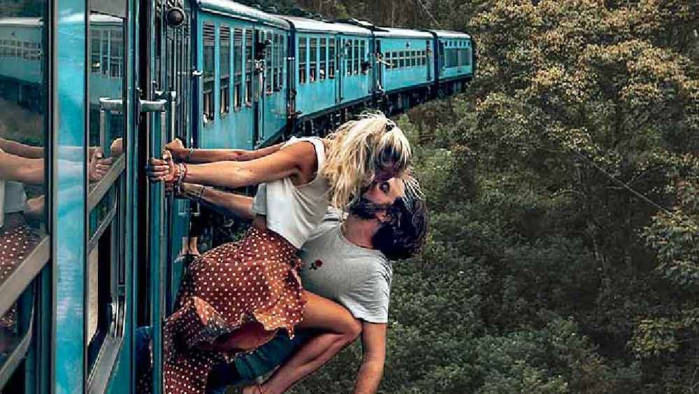 এক জন আবার নিজেকে ‘খতরোঁ কা খিলাড়ি’ বলেও সম্ভাষণ করেছেন! কীর্তি হিসেবে লিখেছেন, ‘ঘুরতে গিয়ে জঙ্গলে, কখনও গাড়িতে, কখনও প্লেনের ওয়াশরুমে, কখনও ট্রেনের কোচে, কখনও সমুদ্র সৈকতে, এমনকি নামকরা এক বিশ্ববিদ্যালয়ের মধ্যেও সঙ্গিনীর সঙ্গে যৌন সম্পর্কে লিপ্ত হয়েছি।’