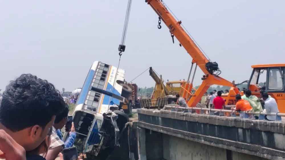 দুর্ঘটনাগ্রস্ত বাসটিকে উদ্ধার করার মুহূর্তে। 