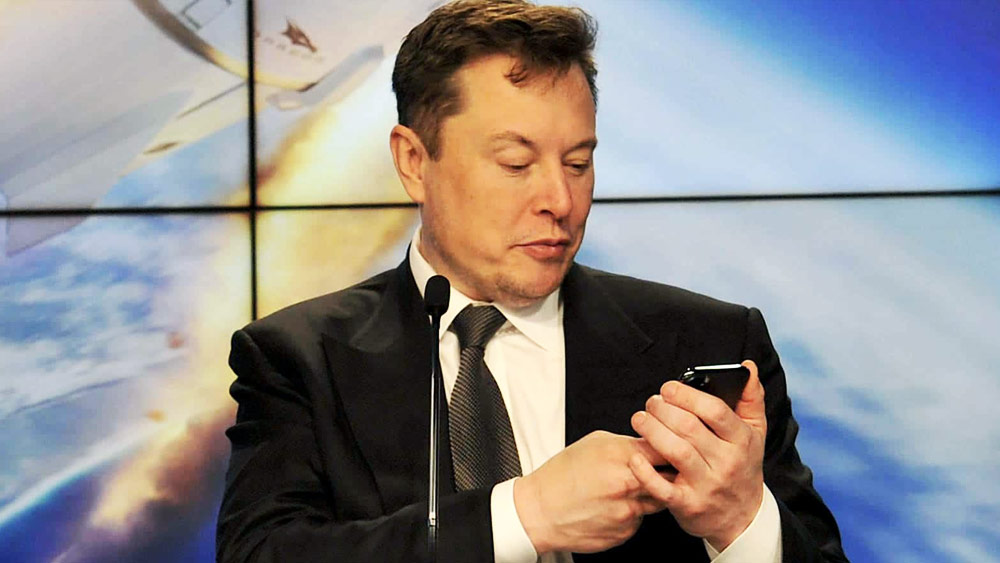 টুইটার কেনা ছাড়াও বিভিন্ন সময়ে বিভিন্ন বিষয় নিয়ে চর্চায় থেকেছেন ইলন। তার মধ্যে একটি হল, ঘন ঘন নিজের মোবাইল ফোন বদলানোর অভ্যেস। ইলন নাকি প্রতি ছয় মাস অন্তর নিজের মোবাইল ফোনটি বদলান।