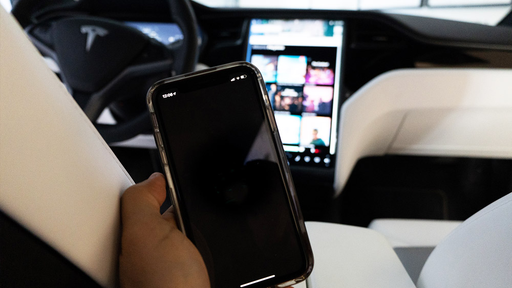 স্পেস-এক্স সূত্রে আরও জানা গিয়েছে, বেসরকারি মহাকাশ সংস্থার মালিক হওয়ার সুবাদে তাঁর ফোনে একাধিক গোপন তথ্য থাকে। পাশাপাশি অনেক আর্থিক লেনদেনও মোবাইলের মাধ্যমেই করেন ইলন।