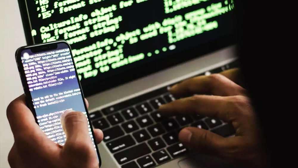 উন্নত প্রযুক্তির যুগে ফোন হ্যাক করে গোপন তথ্য চুরি করা বা ব্যাঙ্ক অ্যাকাউন্টের তথ্য জেনে নেওয়া খুব সহজ হয়ে গিয়েছে।