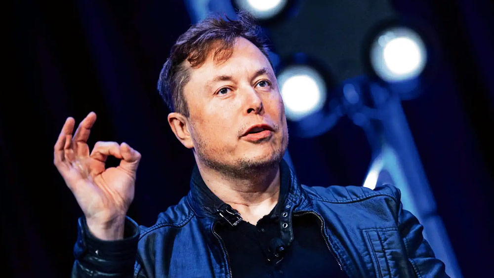 ইলনের এক জন আইনজীবী বন্ধু অ্যালেক্স স্পিরো এক বার জানিয়েছিলেন, ‘‘অন্যান্য অনেক মানুষের মতোই ইলন তাঁর ফোন বার বার বদলান। ফোনের মধ্যে থাকা গুরুত্বপূর্ণ এবং সংবেদনশীল তথ্যের নিরাপত্তার খাতিরেই তিনি কিছু দিন অন্তর মোবাইল বদলে নেন।’’