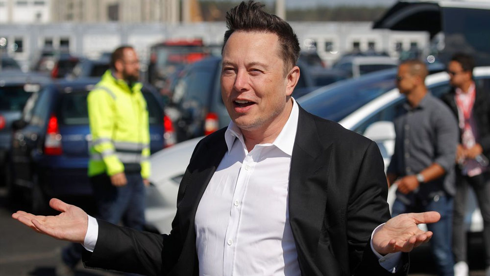 অনেকে আবার মনে করেন, নিজে তথ্যপ্রযুক্তি সংস্থার সঙ্গে ওতপ্রোত ভাবে জড়িয়ে থাকার কারণেই মোবাইল-সহ বিভিন্ন বৈদ্যুতিন যন্ত্রের প্রতি তাঁর বিশেষ দুর্বলতা রয়েছে। আর তাই শখ পূরণ করতে বাজারে আসা নতুন নতুন মোবাইল কেনেন ইলন।