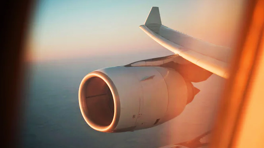 তার কয়েক মুহূর্তের মধ্যেই বাঁ’দিকের ইঞ্জিন বিকল হয়ে পড়ে। বিমানচালকেরা সিদ্ধান্ত নেন, তাঁরা একটি ইঞ্জিনের মাধ্যমেই বিমান অবতরণ করাবেন। কানাডার উইনিপেগ শহরের দিকে বিমানের মুখ ঘুরিয়ে নেন তাঁরা।