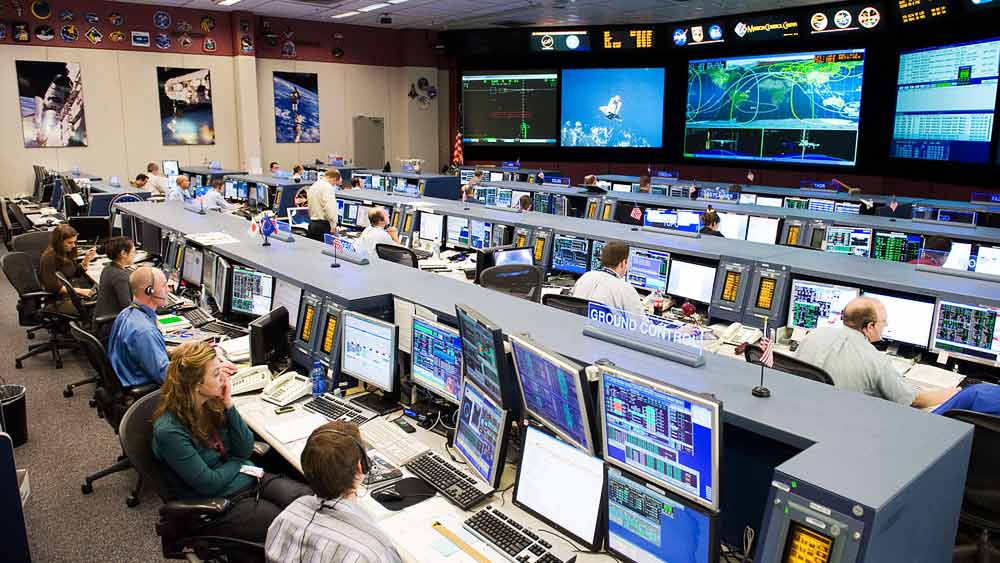 উইনিপেগ বিমানবন্দরের কর্মীদের সঙ্গেও যোগাযোগ করেন বিমানচালকেরা।