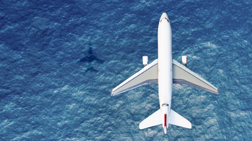 বাঁ’দিকের ইঞ্জিনটি আবারও চালু করার চেষ্টা করার সময় বন্ধ হয়ে পড়ে ডান দিকের ইঞ্জিনটিও। ককপিটের বেশিরভাগ যন্ত্রও বিকল হয়ে পড়ে।  