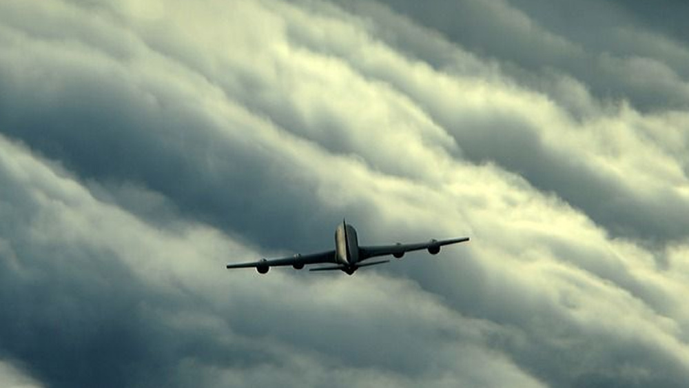 কোনও রকমে বিমান খানিক নিয়ন্ত্রণে আনার পর বিমানচালক পিয়ারসন এবং কুইন্টাল বিমানটিকে উইনিপেগ বিমানবন্দরের দিকে নিয়ে যাওয়ার চেষ্টা করেন।