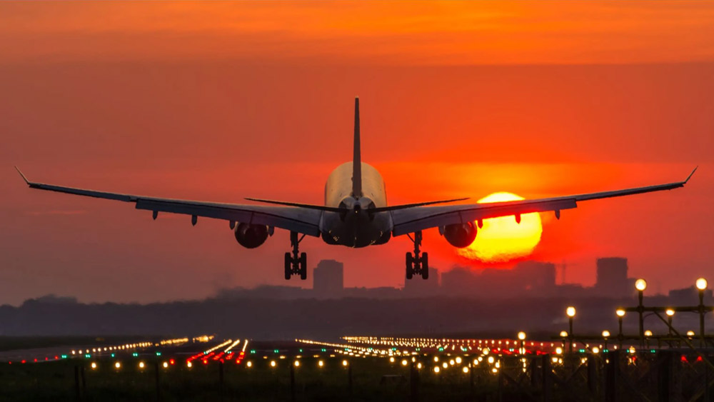 কিন্তু রানওয়ের কাছাকাছি এসে একেবারে বিকল হয়ে পড়ে বিমানটি। দ্রুত গতিতে নামতে থাকে নীচের দিকে। 