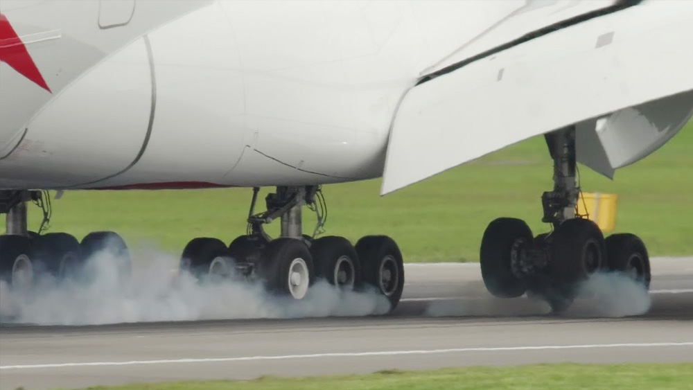 এর পরই দ্রুত গতিতে রানওয়েতে কার্যত আছড়ে পড়ে বিমানের চাকা। বেশ কিছুক্ষণ ঘষটাতে ঘষটাতে রানওয়ে ধরে এগোতে থাকে বিমানটি। তার পর বেশ খানিটা দূরে গিয়ে থেমে যায়। প্রচন্ড গতিতে রানওয়েতে আছড়ে পড়ার অভিঘাতে ভেঙে যায় অবতরণের জন্য অত্যন্ত প্রয়োজনীয় সামনের চাকা।