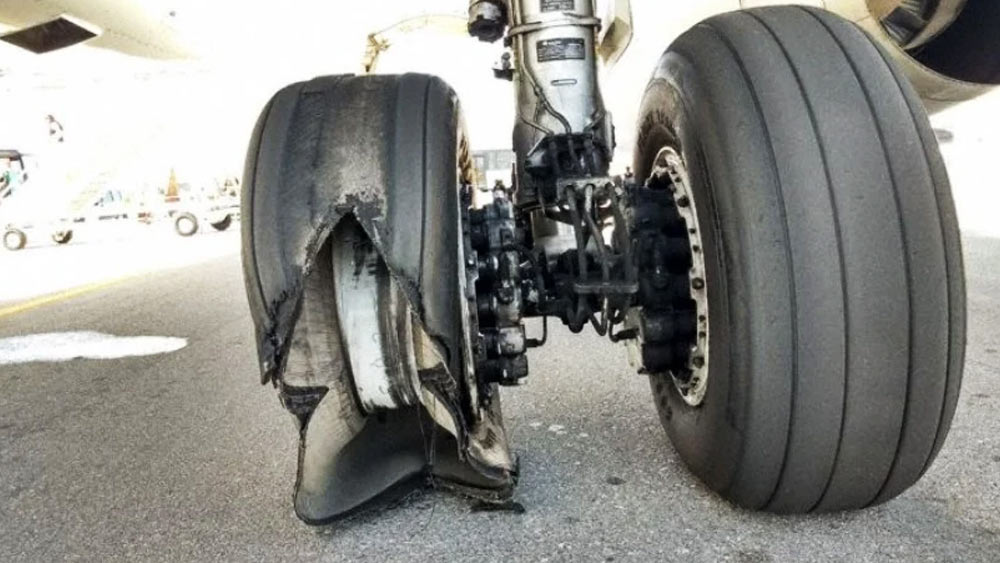 বিমানে মোট ৬১ জন যাত্রী ছিলেন। কিন্তু আশ্চর্যজনক ভাবে ওই ঘটনায় দু’জন যাত্রী ছাড়া অন্য কোনও যাত্রী ততটা আহত হননি। 