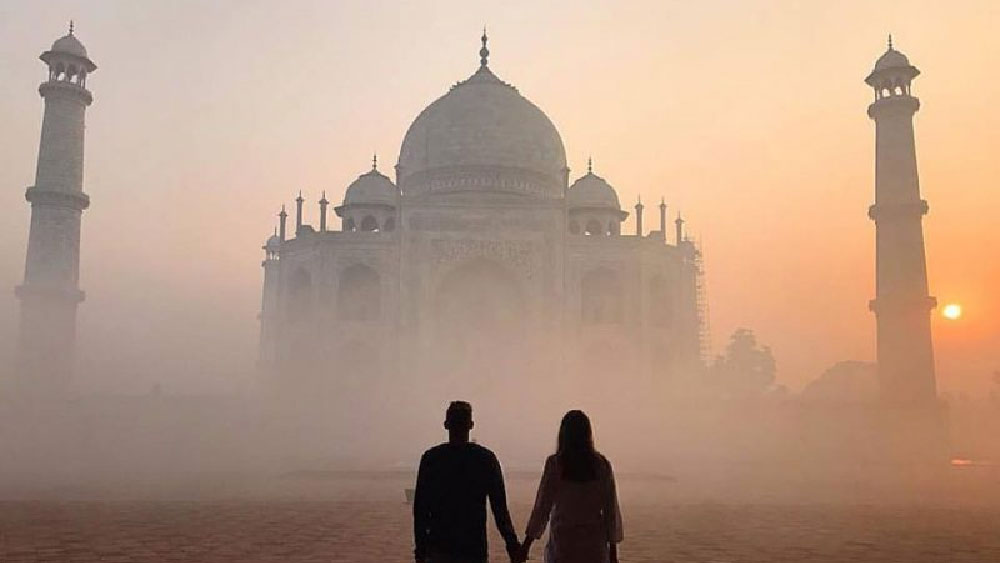 মুঘল সম্রাট শাহজাহান তার প্রিয়তমা মমতাজের স্মৃতিতে ১৬৩২ খ্রিস্টাব্দে এই তাজমহল বানানো শুরু করেন। ২০ হাজার মানুষ ২০ বছর ধরে গড়েছিলেন এই স্বপ্ন। ১৬৫৩ খ্রিস্টাব্দে শেষ হয় তাজমহল বানানোর কাজ।