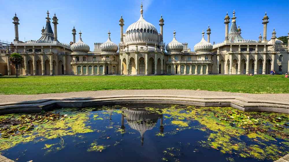  ব্রিটিশরা ২০০ বছর ভারত শাসন করে যাওয়ার সময় তাজমহলের প্রতিরূপ বানানোর ইচ্ছে নিয়ে দেশ ত্যাগ করেছিল। ইংল্যান্ডের ব্রাইটনে রয়েছে ‘রয়্যাল প্যাভিলিয়ন’ যা দেখতে তাজমহলের মতো।