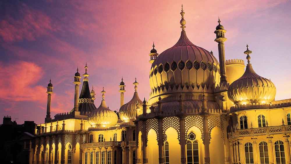  রয়্যাল প্যাভিলিয়ন ১৯ শতকে ওয়েলসের রাজকুমার জর্জের বাসস্থান হিসেবে তৈরি করা হয়। রাজকুমার জর্জের চিকিৎসক তাঁকে তাঁর স্বাস্থ্যের জন্য সমুদ্র তীরবর্তী কোনও জায়গার থাকার পরামর্শ দেন। তখন তিনি তাজমহলের আদলে এই প্যাভিলিয়ান তৈরি করেন ব্রাইটনে সমুদ্রের ধারে।