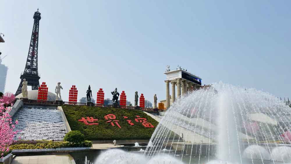 ‘উইন্ডো অব দ্য ওয়ার্ল্ড’ পার্কে তাজমহলের প্রতিরূপ ছাড়াও বিশ্বের বিভিন্ন বিস্ময়কর স্থাপত্যের প্রতিরূপ রয়েছে।