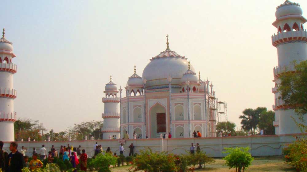 আমাদের প্রতিবেশী বাংলাদেশের রাজধানী ঢাকা শহরেও রয়েছে ‘তাজমহল’। বাংলাদেশি চলচ্চিত্র নির্মাতা আহসানউল্লা এটি তৈরি করেন ২০০৮ সালে।
