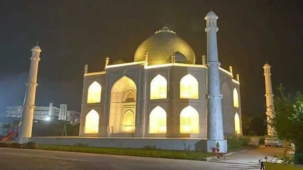 বুরহানপুর থেকে আগরার দূরত্ব ৮০০ কিলোমিটার। কিন্তু এই দুই জায়গাকে এক সূত্রে বেঁধেছে তাজমহল এবং ভালবাসা।