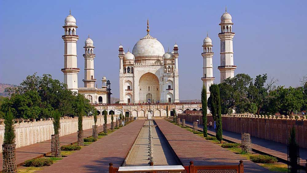 বাবা এবং মায়ের প্রেমের সৌধ তাজমহল। শাহজাহানের ছেলে অওরঙ্গজেব তাঁর স্ত্রী রাবিয়া-উদ-দৌরানীর মৃত্যুর পর তাঁর কবরস্থলে সৌধ বানানোর পরিকল্পনা করেন। সৌধের নাম দেন ‘বিবি কা মাকবারা’।