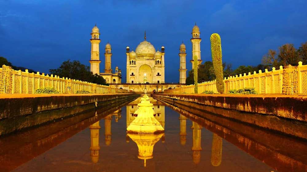 অওরঙ্গজেবের ছেলে আজম খান এই সৌধের নির্মাণ সম্পূর্ণ করেন। আনুমানিক ১৬৬৯ খ্রিস্টাব্দে এই সৌধ নির্মাণ শেষ হয় মহারাষ্ট্রের অওরঙ্গাবাদে। এটি ‘গরিবের তাজমহল’ নামেও পরিচিত। 