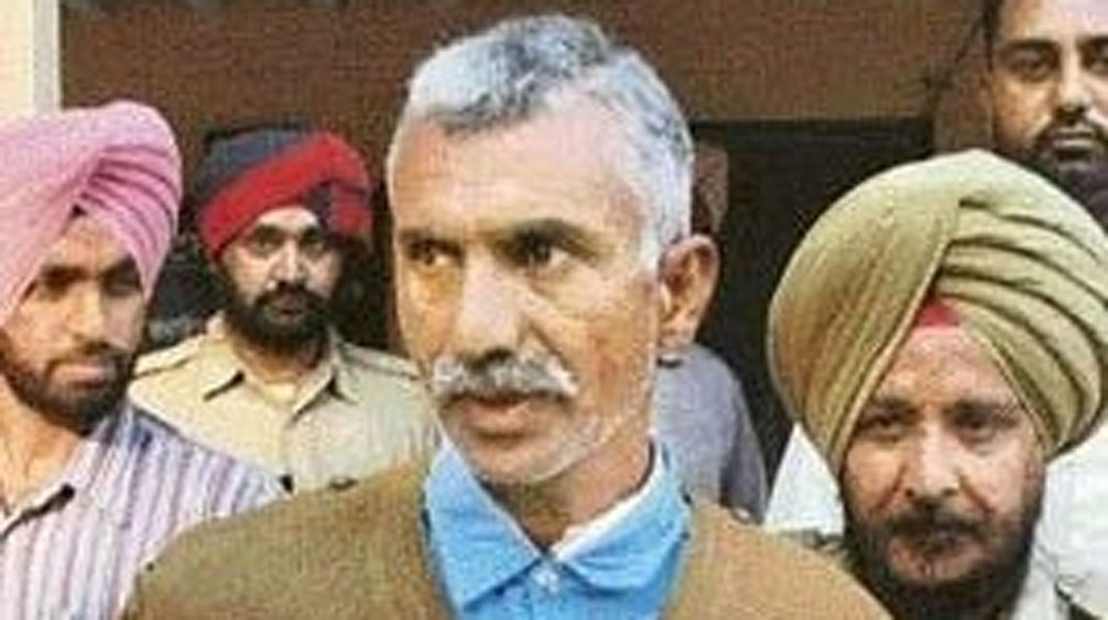 মনে পড়ে বেবি কিলারের কথা? পঞ্জাবের জালন্ধর। ২০০৪। দরবারা সিংহ নামে এক ব্যক্তিকে নাবালক খুনের ঘটনায় গ্রেফতার করে পুলিশ। তদন্তে প্রকাশ্যে আসে, দরবারা সিংহের নারকীয় হত্যার কাহিনি। প্রায় ২৩ জন নাবালক-নাবালিকাকে অপহরণের করে খুন করেছিল দরবারা।