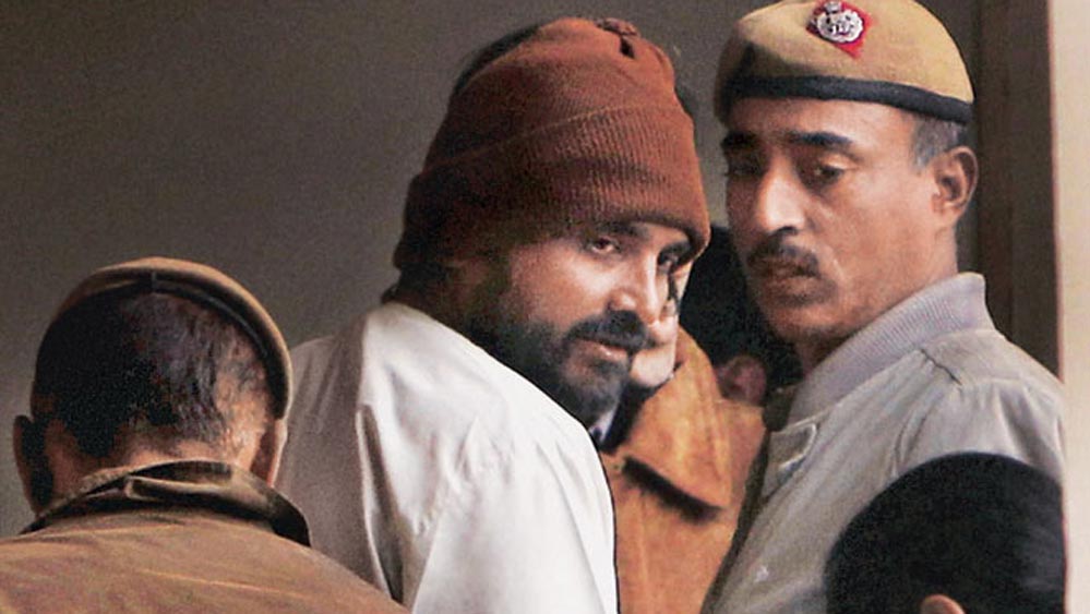 এর পর আসে চন্দ্রকান্ত ঝার প্রসঙ্গ। প্রথমে পরিযায়ী যুবকদের কাজ পেতে সাহায্য করা, তার পর তাঁদের খাইয়ে-পড়িয়ে সন্তানের মতো আদর করা। এর পর সামান্য উস্কানিতে তাঁদের নির্মমভাবে হত্যা এবং বিকৃত অঙ্গ-প্রত্যঙ্গ দিল্লির বিভিন্ন স্থানে ছড়িয়ে দেওয়া। এ ভাবেই কাজ করত সিরিয়াল কিলার চন্দ্রকান্ত ঝা।