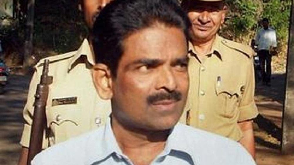 সায়ানাইড মোহন। প্রথমে মহিলাদের প্রলোভন দেখিয়ে বিয়ে করা। তার পর তাঁদের সায়ানাইড বড়ি খাইয়ে খুন করে তাঁদের গয়না লুঠ করা। ২০০৬ থেকে ২০১১-র মধ্যে মেঙ্গালুরু প্রায় ২০ জন মহিলাকে এ ভাবেই খুন করা হয়।