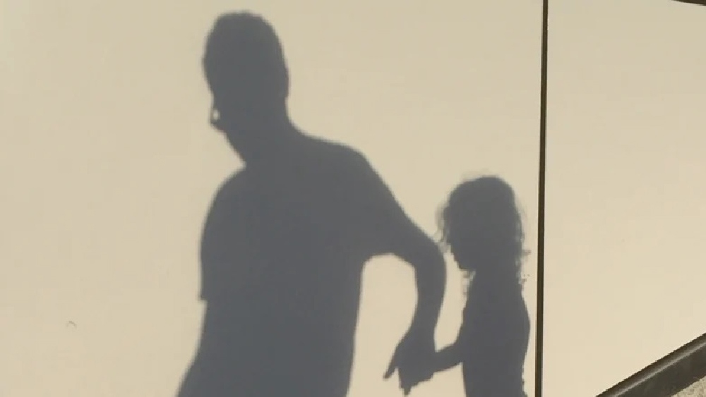 রবীন্দ্র ওই শিশু-নাবালকদের যৌন নিগ্রহ করে গলা টিপে খুন করত। এমনকি শিশুদের মৃতদেহগুলিকেও যৌন নিগ্রহ করত। জেরায় সে জানায়, এ রকম ৩০টি খুন সে করেছে। কিন্তু পুলিশ ১৫টি খুনের সঙ্গে তাঁর যোগসূত্র খুঁজে পায়।