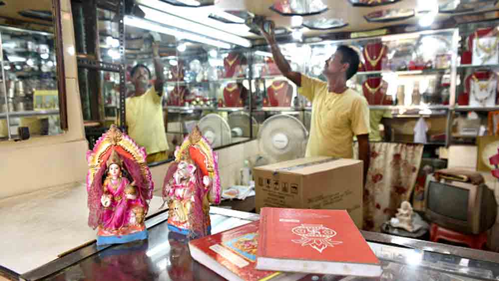 অক্ষয় তৃতীয়ার আগে চলছে দোকান সাফসুতরো করার কাজ। সোমবার, গিরিশ পার্কে। নিজস্ব চিত্র