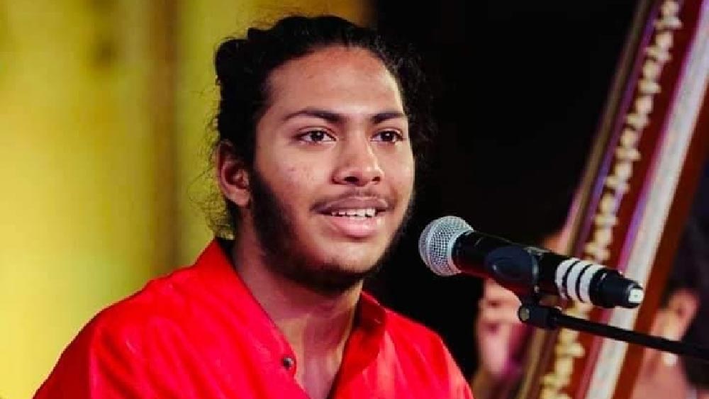 মঞ্চে অনুষ্ঠান পরিবেশন করছেন আরমান।