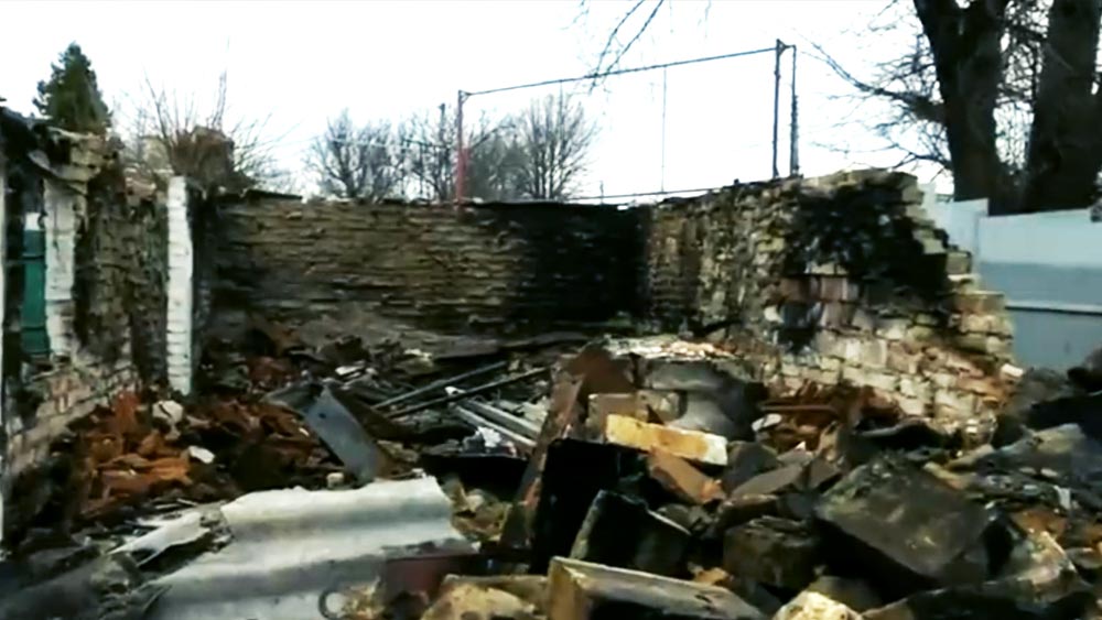 ধ্বংসস্তুপে পরিণত হওয়া বাড়ি।