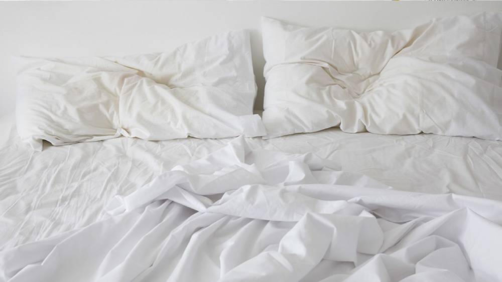 সাদা হোক বা অন্য কোনও রং সুতির চাদর সব সময়েই দ্রুত নোংরা হয়ে যায়। 