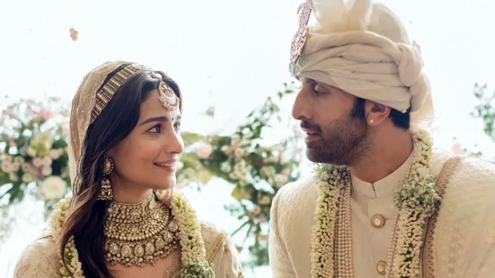 সম্প্রতি সাতপাকে বাঁধা পড়েছেন বলিউডের হার্টথ্রব অভিনেতা রণবীর কপূর এবং তাঁর অভিনেত্রী-প্রেমিকা আলিয়া ভট্ট।