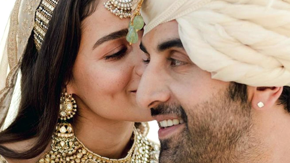 তবে জানেন কি, এই দুই পরিবারের এমন দুই সদস্য আছেন, যাঁদের শত্রুতা কয়েক দশক পুরনো। কথাবার্তা তো দূর অস্ত, মুখ দেখাদেখিও বন্ধ ছিল এই দু’জনের। এমনকি, সংবাদমাধ্যমের কাছে একে অপরের পরিবারকে তুলোধনাও করেছিলেন তাঁরা।