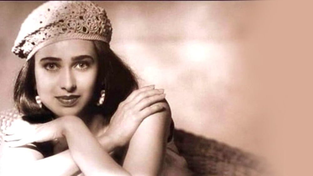 পরিবারের ছেলেদের সেলুলয়েডে অবাধ বিচরণ থাকলেও কপূর পরিবারের মেয়েদের সিনেমার জগতে পা রাখায় বিশেষ নিষেধাজ্ঞা ছিল। করিশ্মা কপূরের মা ববিতা একপ্রকার জোর করেই মেয়েকে সিনেমার জগতে নিয়ে আসেন।