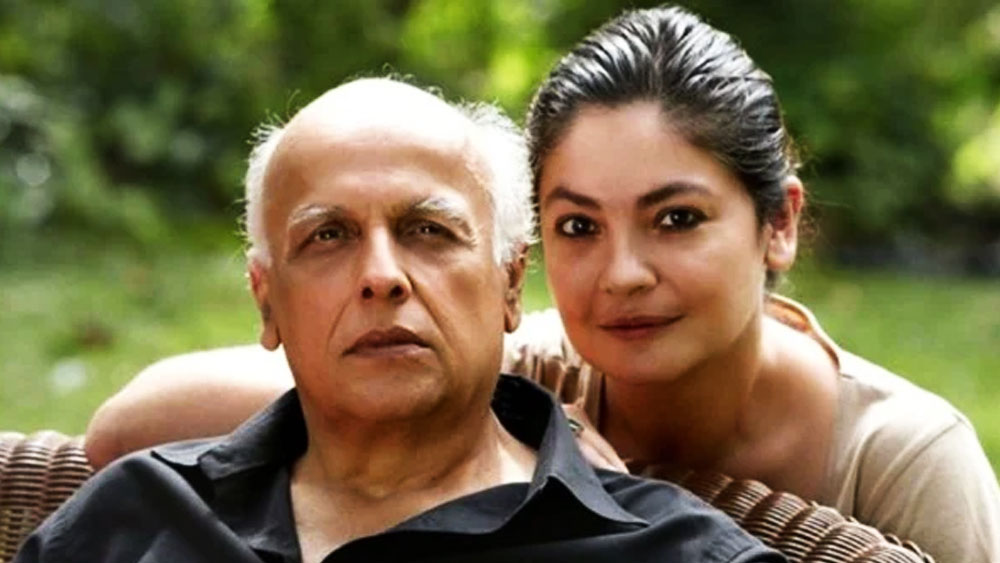 করিশ্মার সমসাময়িক, সিনেমা মহলে পরিচিত আরও এক পরিবারের মেয়ে বলিপাড়ায় পা রাখেন। তিনি মহেশের প্রথম পক্ষের মেয়ে পূজা।