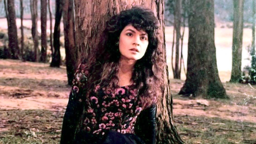 একই সময়ে করিশ্মার একের পর এক সিনেমা বক্স অফিসে মুখ থুবড়ে পড়ছিল। বলিপাড়ার পরিচিত পরিবারের সদস্য হওয়ার কারণে স্বাভাবিক ভাবেই প্রতিনিয়ত তুলনা করা হত পূজা-করিশ্মাকে।