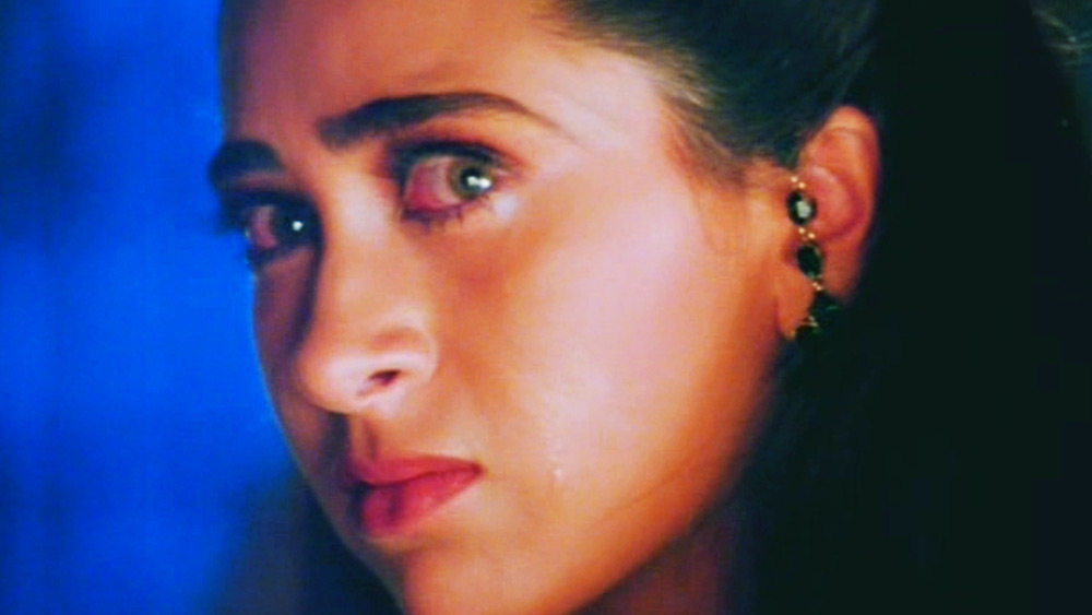 এক সাক্ষাৎকারে পূজা এবং তাঁর পরিবারকে দু’কথা শুনিয়ে তবেই শান্ত হন করিশ্মা। তিনি বলেন, ‘‘আমার মায়ের সম্পর্কে যে কথা রটানো হয়েছে তা সম্পূর্ণ অসত্য। আমার মা আমার কাজ নিয়ে নাক গলান না। আমার মা অন্য অভিনেত্রীদের মায়েদের তুলনায় অনেকটাই আলাদা। পূজা আমার মা-বাবার আলাদা থাকা নিয়ে যে কথা বলেছেন, সেগুলো আমার একদমই ভাল লাগেনি। ওঁর কী অসুবিধা, আমি বুঝতে পারছি না।’’