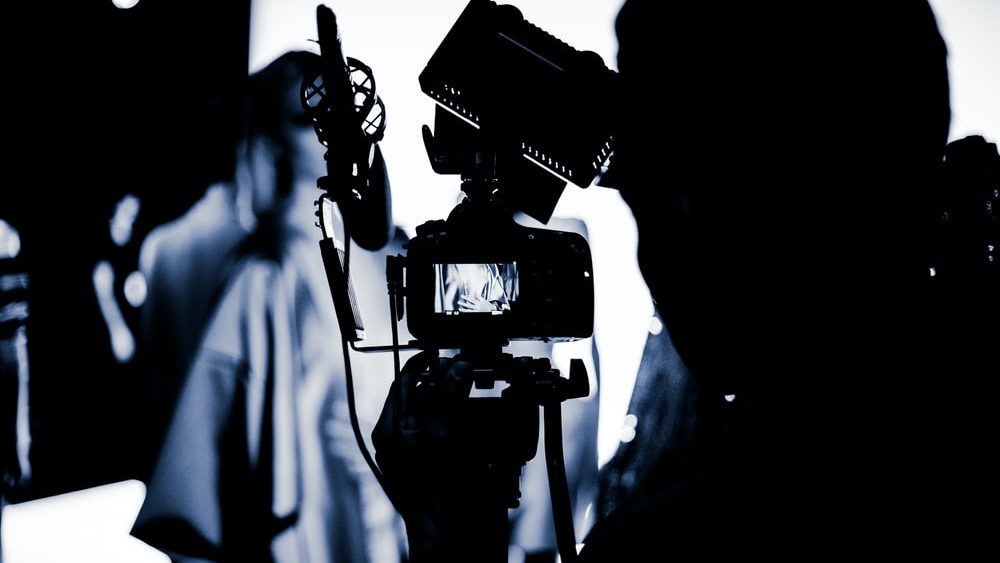 কোনও পরিচালকই তাঁদের এক সঙ্গে নিয়ে কাজ করার সাহস দেখাননি। মাত্র এক বার একটি পত্রিকার প্রচ্ছদের ছবির জন্য এই দুই অভিনেত্রীকে এক সঙ্গে কাজ করতে দেখা গিয়েছিল। তবে সেখানে উপস্থিত ছিলেন অপর দুই সমসাময়িক অভিনেত্রী রবিনা টন্ডন এবং ঊর্মিলা মাতন্ডকর। তাই কোনও অপ্রীতিকর পরিস্থিতির মুখোমুখি হতে হয়নি পত্রিকা কর্তৃপক্ষকে।