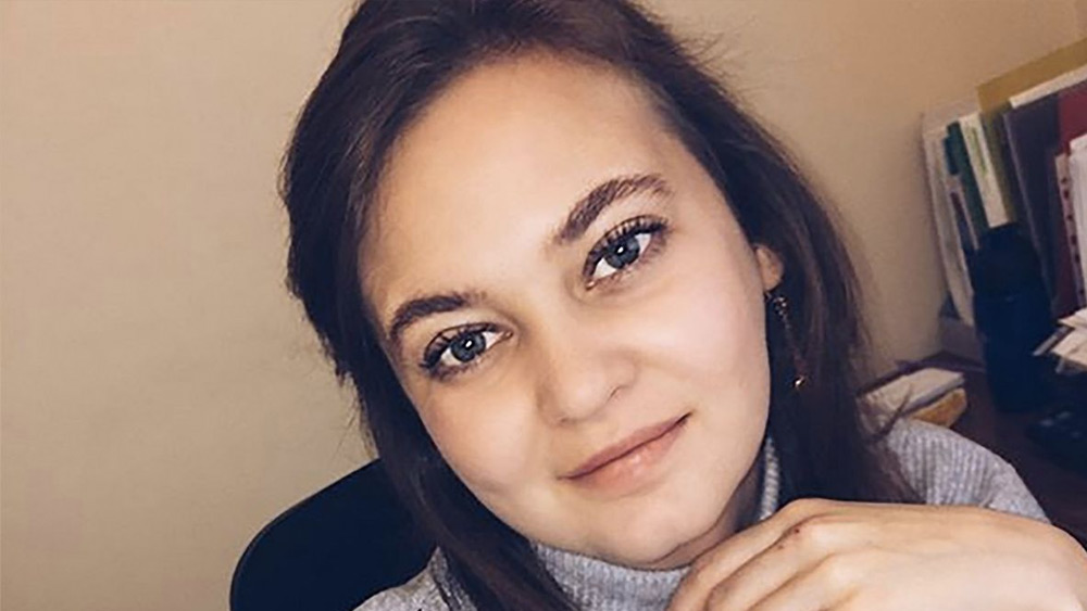 তাঁর কথায়, ‘‘আমি আমার দেশের সামনে নিজের লাজ-লজ্জা সব বিসর্জন দিয়েছি।’’ চাকরি চলে যাওয়ায় অর্থনৈতিক টানাপড়নের মধ্যে পড়েন আনা। এমনকি,  নতুন কোনও কাজও জুটছিল না তাঁর। তিনি যে ফ্ল্যাটে থাকতেন,  তার ঋণ পরিশোধ করাও কষ্টকর হয়ে দাঁড়াচ্ছিল। অবশেষে তিনি নিজের ফ্ল্যাটটি বিক্রি করে দিতে বাধ্য হন।