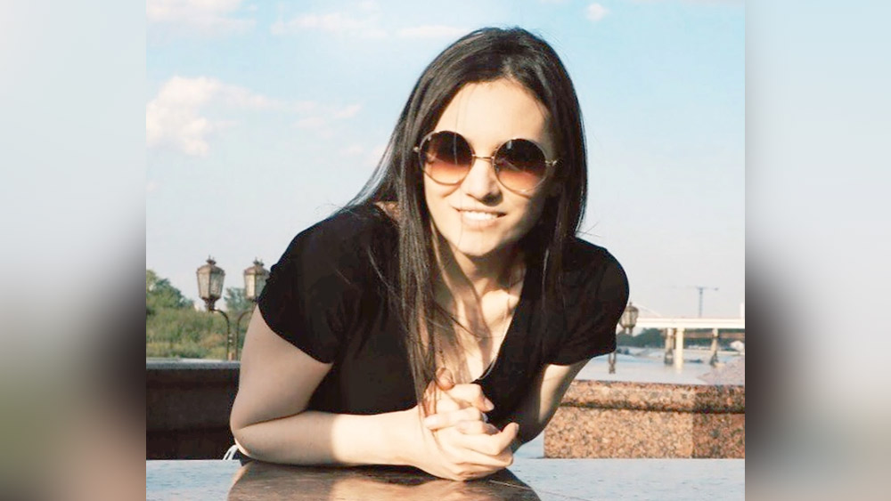 আনা আরও বলেন, ‘‘আমার পরিবারের সদস্যরাও আমার সঙ্গে কথা বলা বন্ধ করে দিয়েছিলেন। বাবা বলেছিলেন,  আমি নাকি ভয়ানক নির্লজ্জ কাজ করেছি।’’