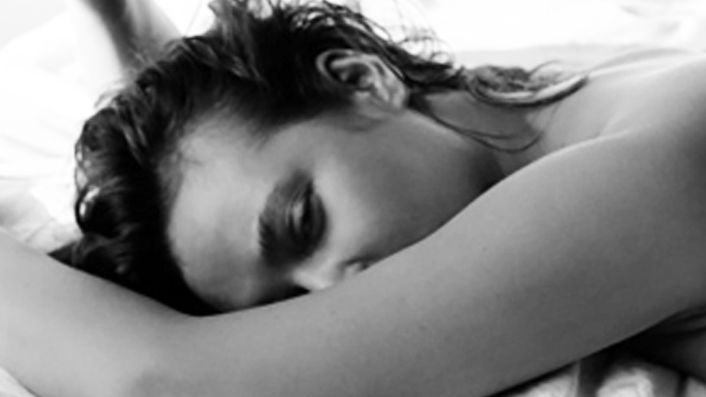 সেই সময়টাই ছিল অন্য রকম। তাঁর কথায়,  ‘‘কেউ আমাকে কাজ দিতে চাইত না। নানা অজুহাতে আমাকে বাতিল করে দিত। কিন্তু আমি জানতাম, এর পিছনে কারণ একটাই। তাঁরা মুখের উপর আমার নামের সঙ্গে জুড়ে থাকা ‘কেচ্ছা’র কথা বলতে পারতেন না। কেউ বলতেন,  কোনও পদ খালি নেই। কেউ বলতেন, তাঁরা আমার চেয়েও উপযুক্ত প্রার্থী পেয়ে গিয়েছেন।’’