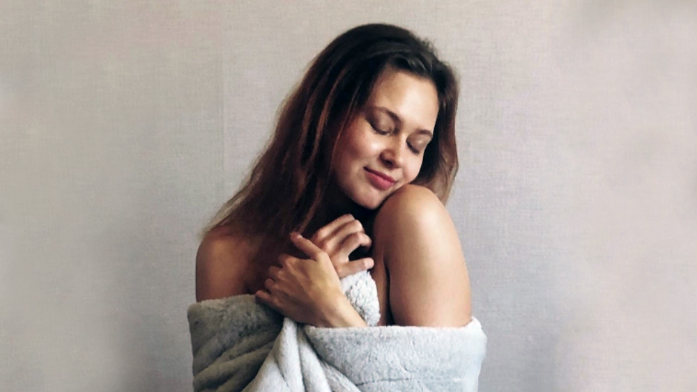 আসলে গোয়েন্দা বিভাগে কর্মরত অবস্থায় তিনি ‘প্লেবয়’ পত্রিকা দ্বারা আয়োজিত এক অনলাইন প্রতিযোগিতায় অংশগ্রহণ করেছিলেন। বলা হয়েছিল,  জিতলে পত্রিকার বার্ষিক ক্যালেন্ডারে তাঁর ছবি প্রকাশিত হবে।