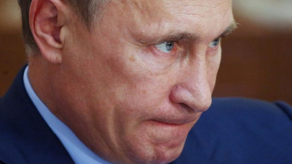 ইউক্রেন আক্রমণ করে পুতিন এখন বিভিন্ন বিতর্কের আকর। তাঁর ব্যক্তিগত জীবন নিয়েও চলছে চর্চা। নারীঘটিত বিষয়ে তাঁর জড়িত থাকা নিয়ে যখন জল্পনা জমজমাট, তখন আনার কাহিনি প্রকাশ্যে নিয়ে এল তাঁর এক ‘নীতিবাগীশ’ অবতারকে। তিনি নিজেই যখন সেই জিমন্যাস্টের সঙ্গে তথাকথিত গোপন ও বিতর্কিত রোম্যান্সে লিপ্ত বলে জানা যাচ্ছে, তখন আনার কাহিনি তাঁকে আরও বেশি করে বিতর্কে টেনে আনল।