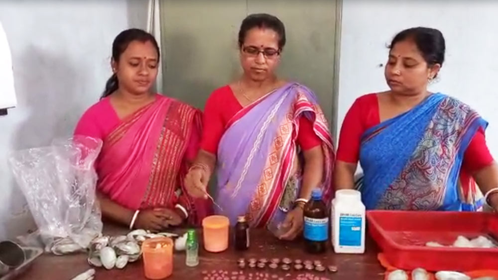 ডুমুরদহ-টাকিপাড়া এলাকার পুকুরের মিষ্টি জলে মুক্তো চাষ করে চলেছেন স্থানীয় মহিলারা।