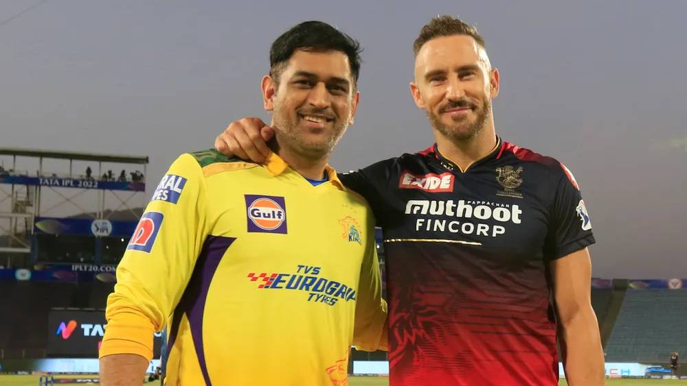 সরাসরি: টসে জিতে কোহলীদের ব্যাট করতে পাঠালেন ধোনি