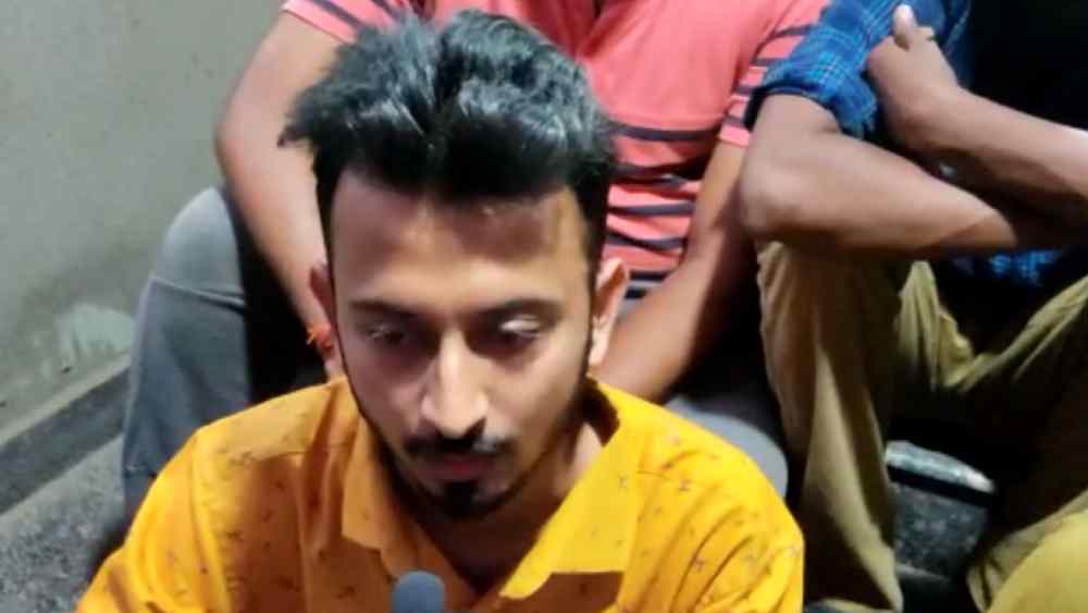 ছাঁটাইয়ের প্রতিবাদে সমবায় ব্যাঙ্কের সামনে অবস্থানে কোন্নগরের যুবক