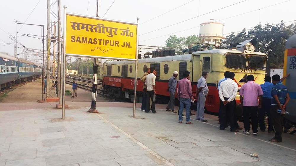 মঙ্গলবারই যেমন বিহারের সমস্তিপুর স্টেশনে ট্রেন দাঁড় করিয়ে রেখে মদ্যপান করতে চলে গিয়েছিলেন চালক। প্রায় এক ঘণ্টা স্টেশনে অপেক্ষা করতে হয় যাত্রীদের।