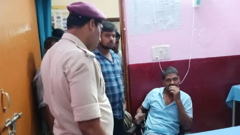 সিগন্যাল খোলা থাকার পরও ট্রেন না ছাড়ায় জিআরপি খোঁজ নিতে গেলে দেখা যায় ট্রেনের চালক নিখোঁজ। কিছুক্ষণ পর ওই চালককে স্টেশনের অদূরেই মত্ত অবস্থায় দেখতে পাওয়া যায়। তাঁকে তখনই গ্রেফতার করে জিআরপি।