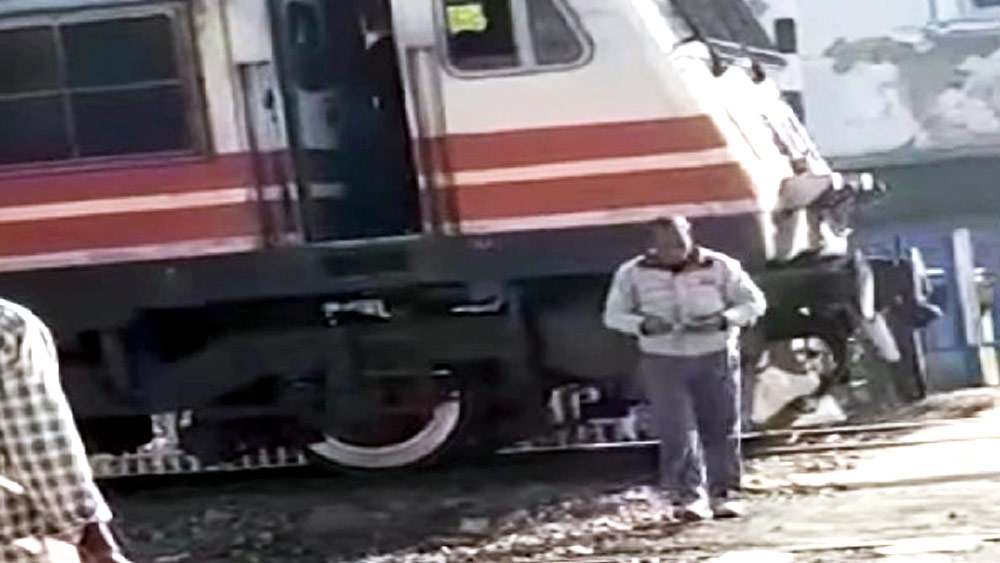 এই ঘটনার জেরে জয়পুরের ডিভিশনাল ম্যানেজার, ওই চালক-সহ  মোট পাঁচ জনকে বহিষ্কার করেন।